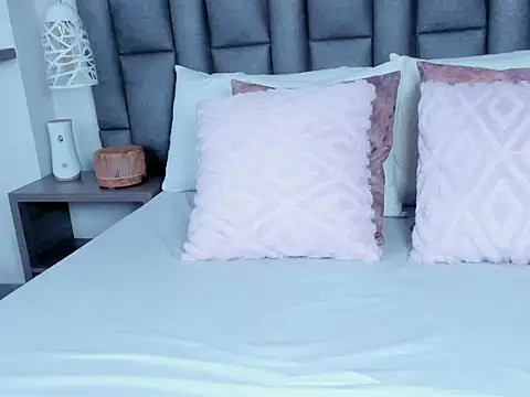 Snapshot of ZoeKrug chatting on 02/14/26, 05:46 ZoeKrug online show from 02/14/26, 05:46