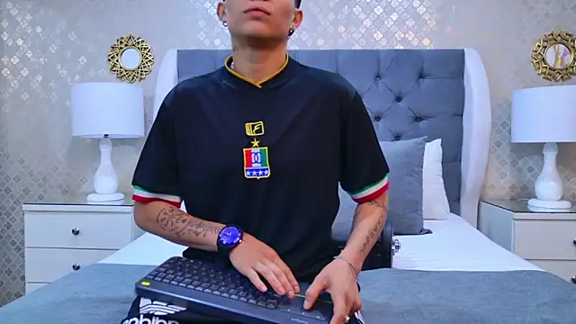 Snapshot of ZoeKrug chatting on 10/28/25, 11:53 ZoeKrug online show from 10/28/25, 11:53