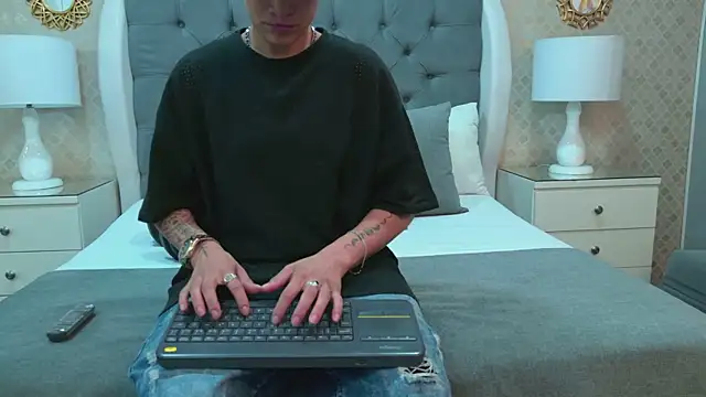 Snapshot of ZoeKrug chatting on 11/09/25, 12:20 ZoeKrug online show from 11/09/25, 12:20