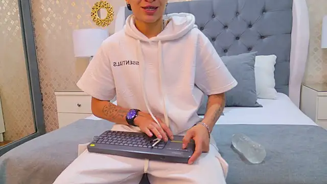 ZoeKrug online show from 10/06/25, 11:33