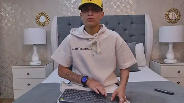 Snapshot of ZoeKrug chatting on 11/06/25, 11:36 ZoeKrug online show from 11/06/25, 11:36