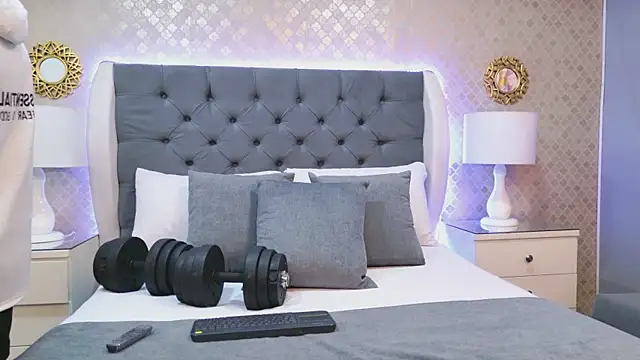 Snapshot of ZoeKrug chatting on 12/17/25, 11:48 ZoeKrug online show from 12/17/25, 11:48