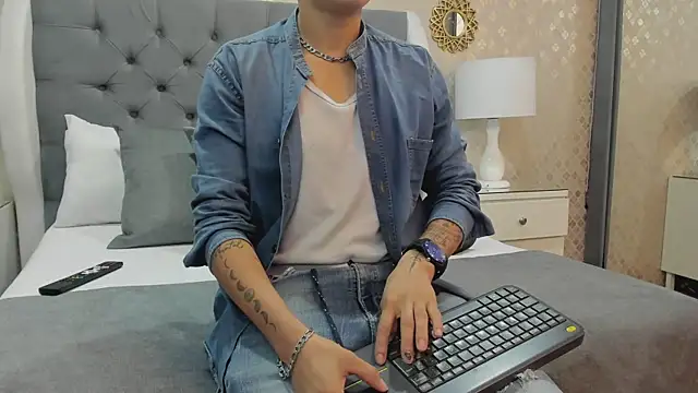 ZoeKrug online show from 09/12/25, 12:16