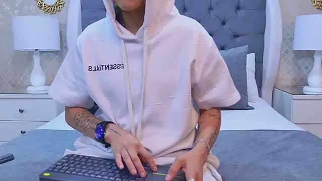 Snapshot of ZoeKrug chatting on 10/29/25, 12:04 ZoeKrug online show from 10/29/25, 12:04