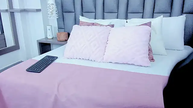 Snapshot of ZoeKrug chatting on 02/16/26, 12:26 ZoeKrug online show from 02/16/26, 12:26