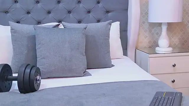 Snapshot of ZoeKrug chatting on 11/07/25, 11:48 ZoeKrug online show from 11/07/25, 11:48