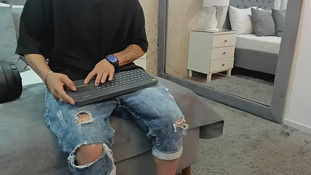 ZoeKrug online show from 09/14/25, 12:05
