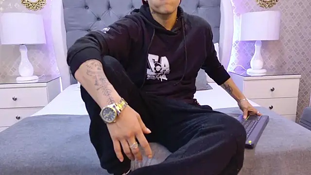 Snapshot of ZoeKrug chatting on 11/17/25, 11:58 ZoeKrug online show from 11/17/25, 11:58