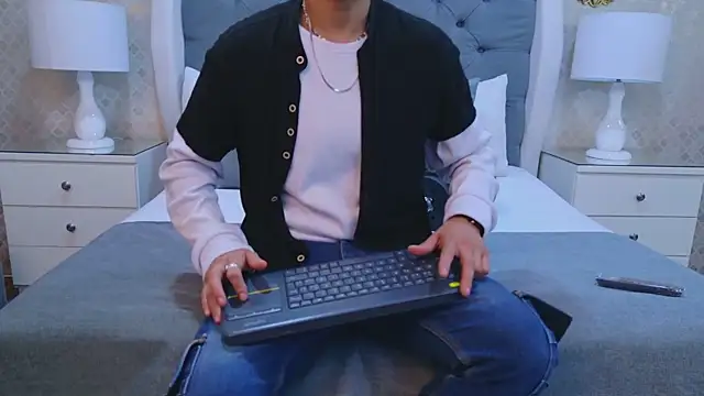 Snapshot of ZoeKrug chatting on 10/25/25, 11:53 ZoeKrug online show from 10/25/25, 11:53