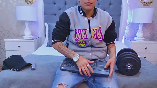 Snapshot of ZoeKrug chatting on 12/05/25, 11:42 ZoeKrug online show from 12/05/25, 11:42