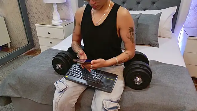 Snapshot of ZoeKrug chatting on 12/20/25, 07:17 ZoeKrug online show from 12/20/25, 07:17