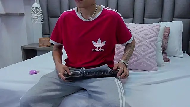 Snapshot of ZoeKrug chatting on 03/03/26, 12:12 ZoeKrug online show from 03/03/26, 12:12