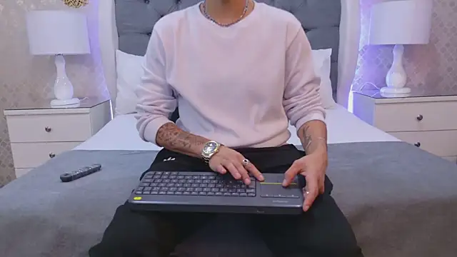 Snapshot of ZoeKrug chatting on 11/24/25, 08:53 ZoeKrug online show from 11/24/25, 08:53