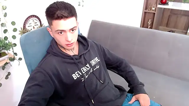 Snapshot of santii_ss chatting on 03/18/26, 02:52 santii ss online show from 03/18/26, 02:52