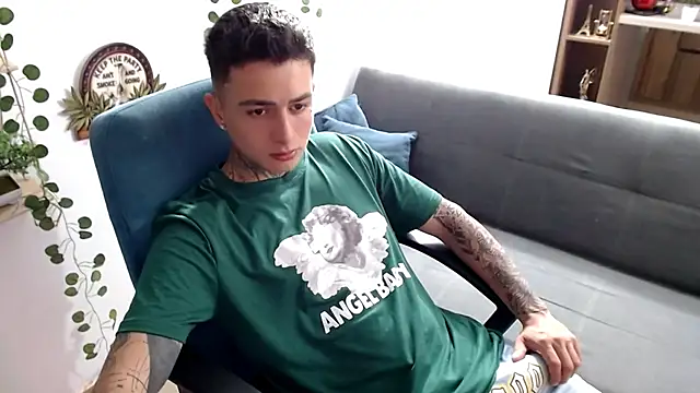 Snapshot of santii_ss chatting on 03/20/26, 02:23 santii ss online show from 03/20/26, 02:23