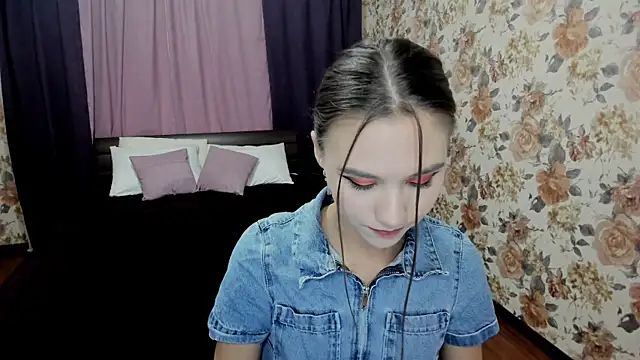 Snapshot of EllaCurtis chatting on 10/04/25, 03:19 EllaCurtis online show from 10/04/25, 03:19
