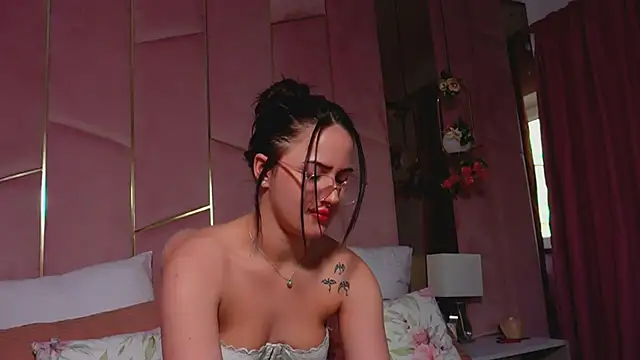 LucyLextonX online show from 04/16/26, 04:35