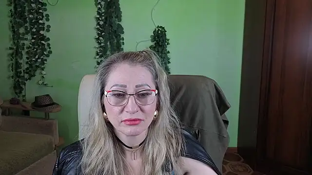 Snapshot of Habibi_Honeyy chatting on 11/24/25, 05:18 Habibi Honeyy online show from 11/24/25, 05:18