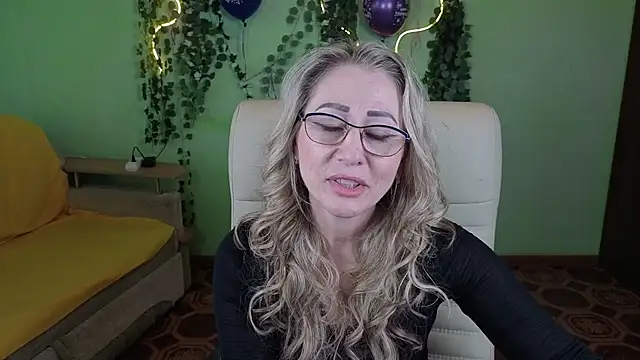 Snapshot of Habibi_Honeyy chatting on 09/18/25, 11:02 Habibi Honeyy online show from 09/18/25, 11:02