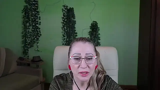 Snapshot of Habibi_Honeyy chatting on 10/19/25, 11:13 Habibi Honeyy online show from 10/19/25, 11:13