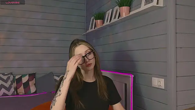 Vikki wyye online show from 10/18/25, 05:42