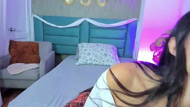 Snapshot of KamileBlake chatting on 12/21/25, 04:25 KamileBlake online show from 12/21/25, 04:25