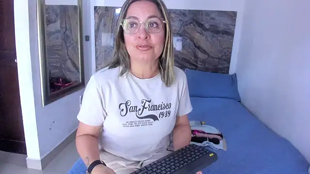 Snapshot of Agatha_Pleasure chatting on 05/28/26, 11:49 Agatha Pleasure online show from 05/28/26, 11:49