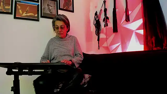 Snapshot of MistressNyx_cg chatting on 10/14/25, 02:17 MistressNyx cg online show from 10/14/25, 02:17