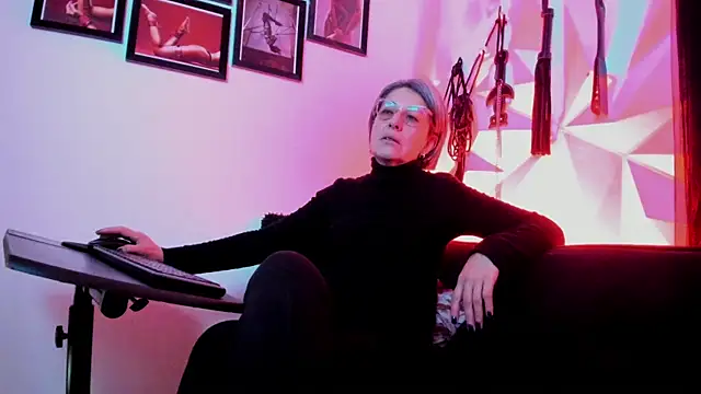 Snapshot of MistressNyx_cg chatting on 10/15/25, 02:25 MistressNyx cg online show from 10/15/25, 02:25