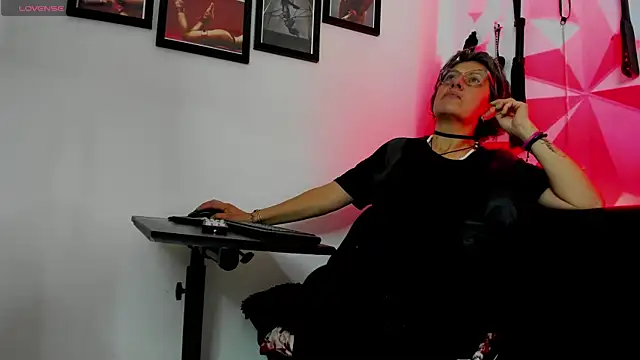 Snapshot of MistressNyx_cg chatting on 10/04/25, 02:51 MistressNyx cg online show from 10/04/25, 02:51