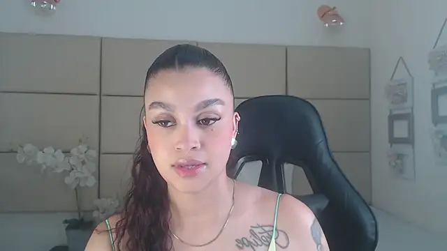 Snapshot of Rossi_Baker chatting on 10/16/25, 04:26 Rossi Baker online show from 10/16/25, 04:26