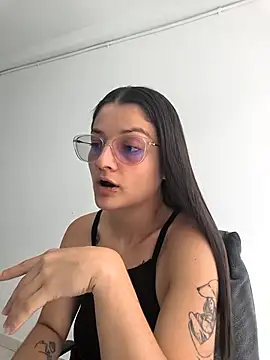 Coralinne   online show from 04/18/26, 03:36