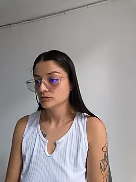 Coralinne   online show from 05/13/26, 04:03