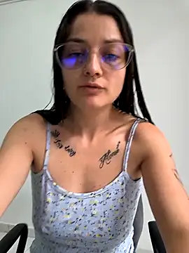 Coralinne   online show from 04/19/26, 03:35