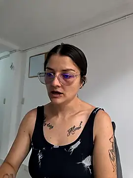 Coralinne   online show from 05/04/26, 03:04