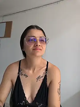 Coralinne   online show from 05/25/26, 04:38
