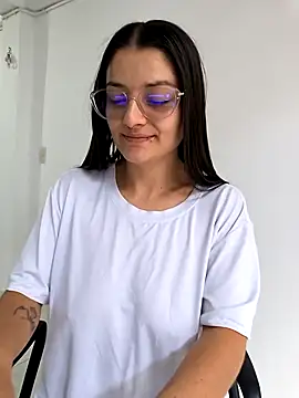 Snapshot of Coralinne__ chatting on 04/04/26, 03:18 Coralinne online show from 04/04/26, 03:18