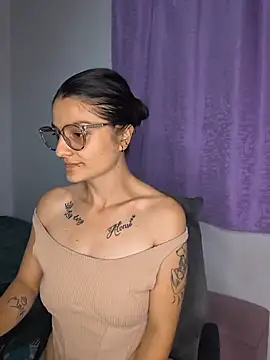 Coralinne   online show from 06/30/26, 01:05
