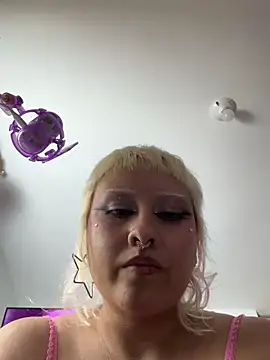 Snapshot of pink_maddy chatting on 10/21/25, 08:25 pink maddy online show from 10/21/25, 08:25