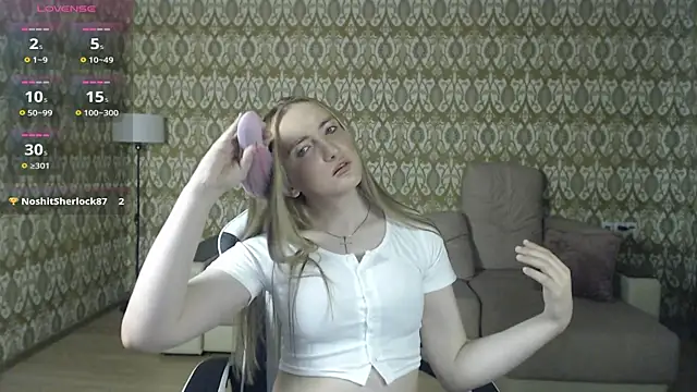 Snapshot of Vi_Luxy chatting on 04/25/26, 02:03 Vi Luxy online show from 04/25/26, 02:03
