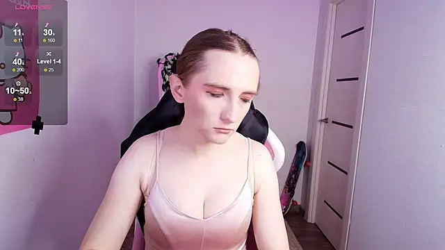 Snapshot of Vi_Luxy chatting on 11/01/25, 01:56 Vi Luxy online show from 11/01/25, 01:56