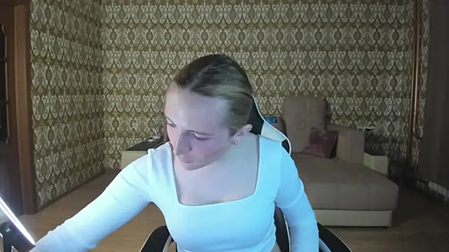 Snapshot of Vi_Luxy chatting on 05/08/26, 02:04 Vi Luxy online show from 05/08/26, 02:04