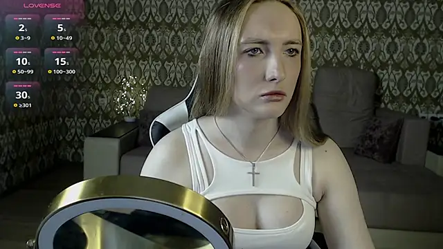 Snapshot of Vi_Luxy chatting on 05/02/26, 01:44 Vi Luxy online show from 05/02/26, 01:44
