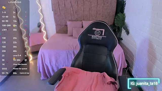 Snapshot of juanita_tay chatting on 12/18/25, 11:47 juanita tay online show from 12/18/25, 11:47