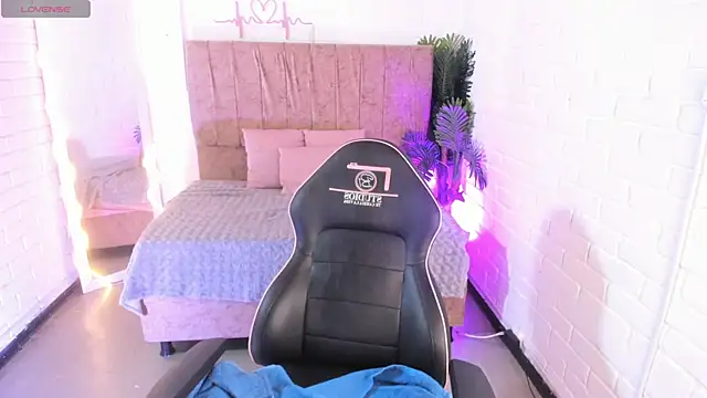 Snapshot of juanita_tay chatting on 09/15/25, 11:43 juanita tay online show from 09/15/25, 11:43