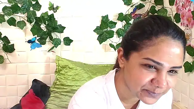 Snapshot of IndiaSexyStripper4u chatting on 10/17/25, 06:10 IndiaSexyStripper4u online show from 10/17/25, 06:10