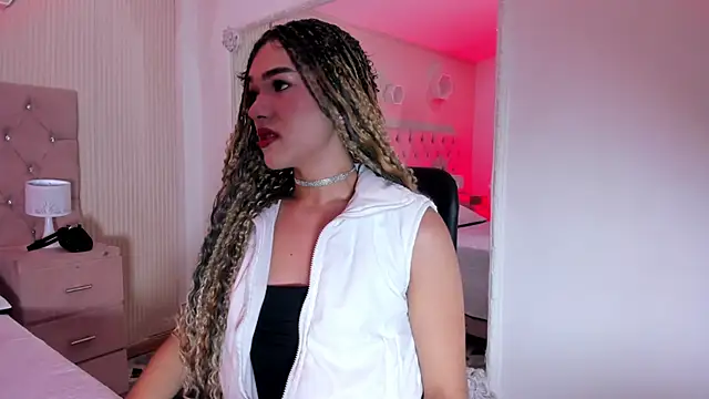 Snapshot of MarilynDupont chatting on 10/22/25, 12:37 MarilynDupont online show from 10/22/25, 12:37