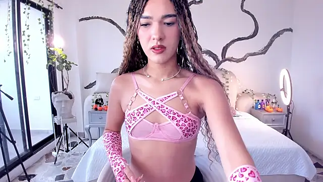 Snapshot of MarilynDupont chatting on 10/24/25, 12:04 MarilynDupont online show from 10/24/25, 12:04