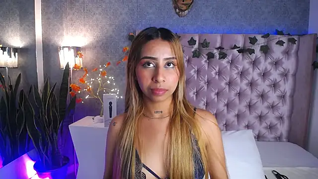 laila stilwiills online show from 11/04/25, 03:43