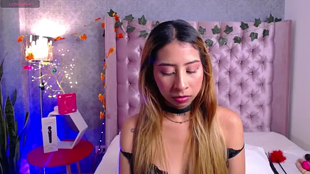 laila stilwiills online show from 12/14/25, 01:12